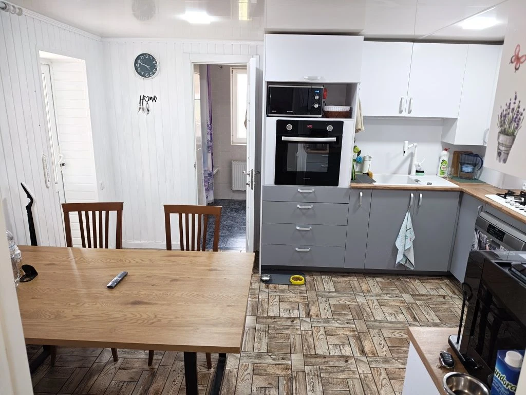 House for sale: 130 square meters with generator and perfect layout.