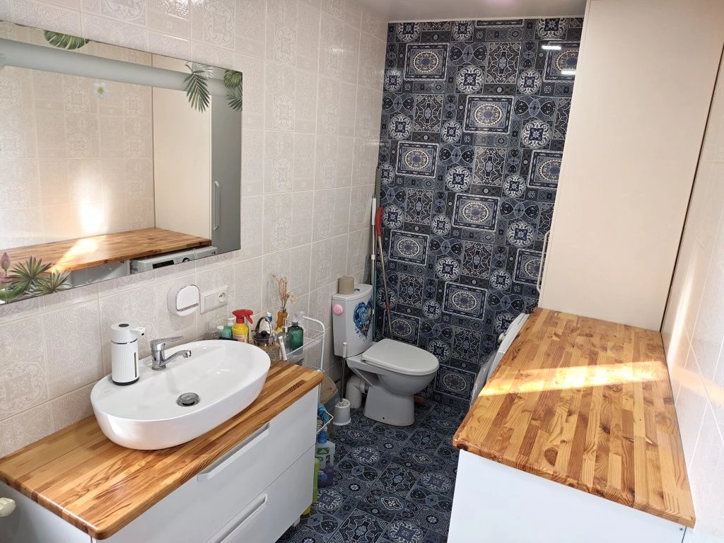 House for sale: 130 square meters with generator and perfect layout.