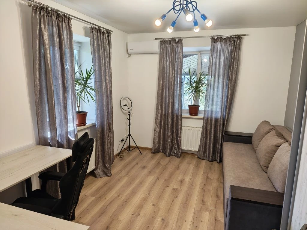 House for sale: 130 square meters with generator and perfect layout.