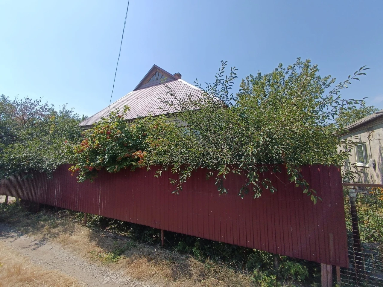 For sale a good house made of white brick on Lastochka