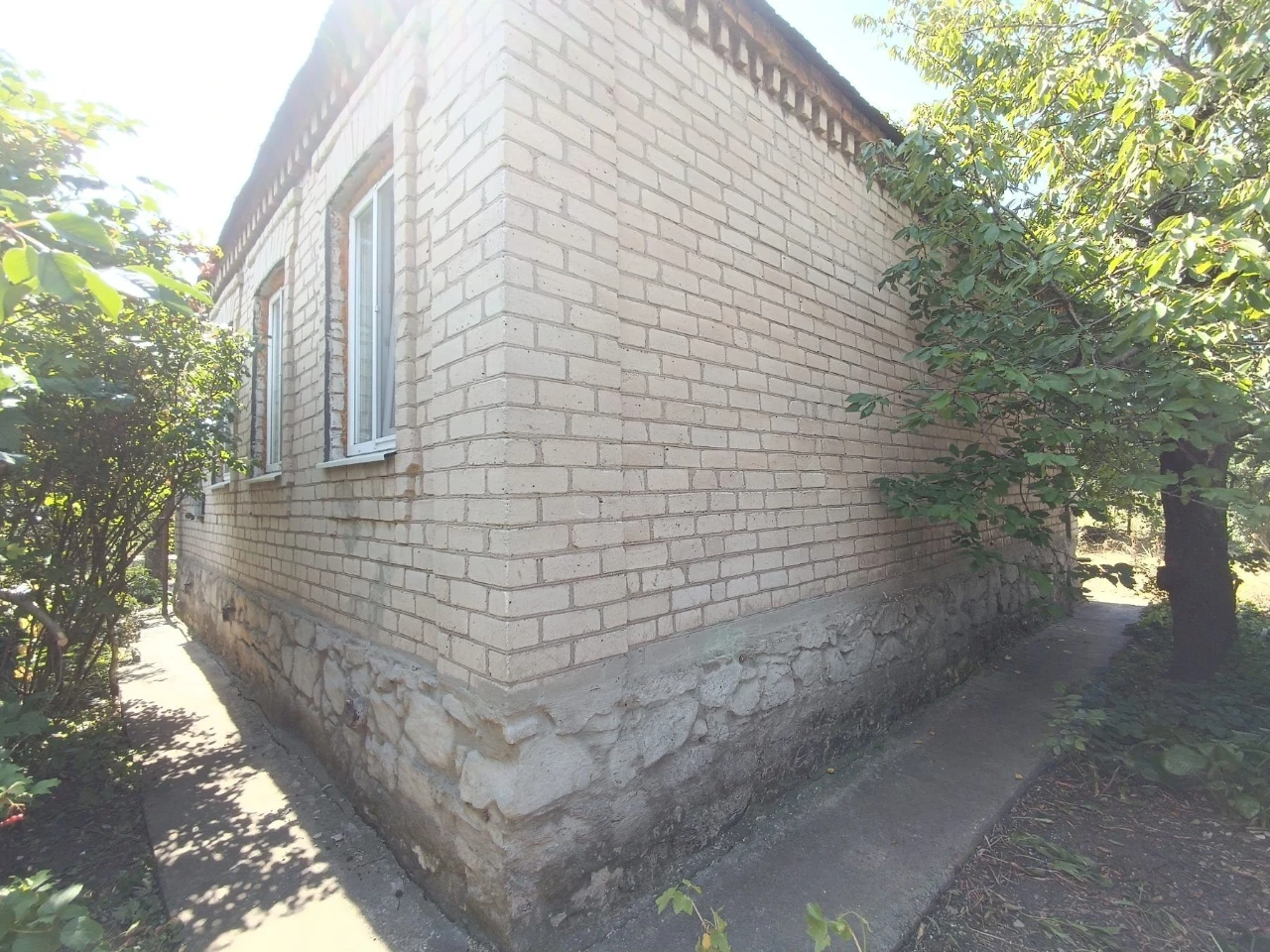 For sale a good house made of white brick on Lastochka