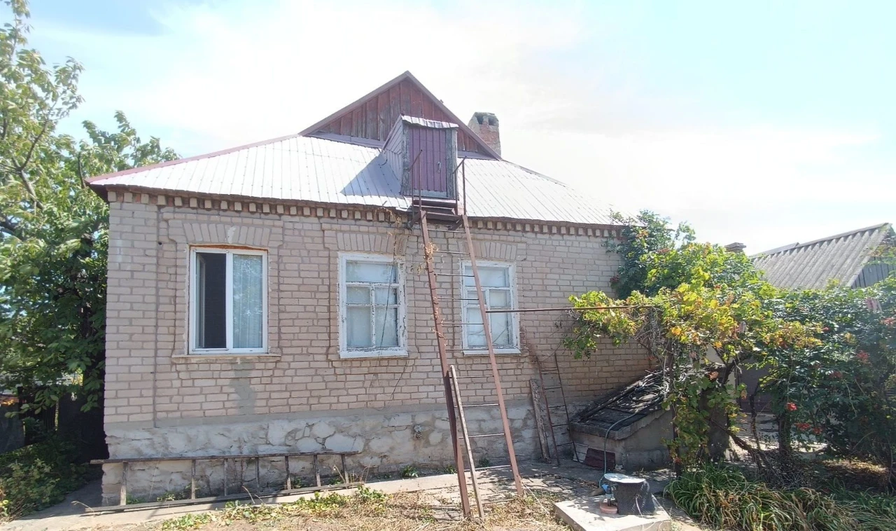 For sale a good house made of white brick on Lastochka