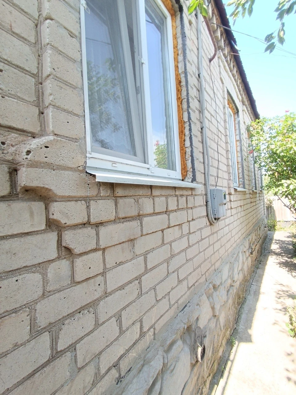 For sale a good house made of white brick on Lastochka