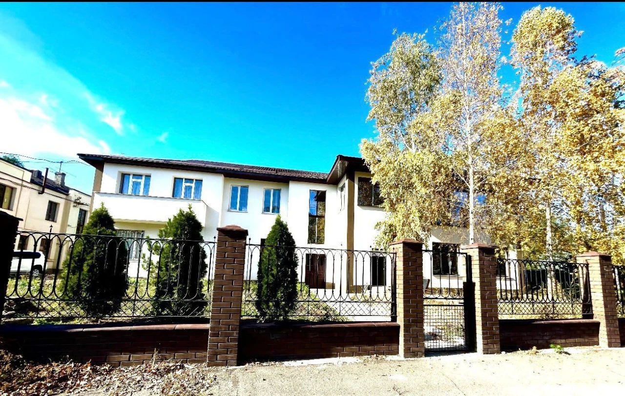 Продаю новый таунхаус у реки в центре