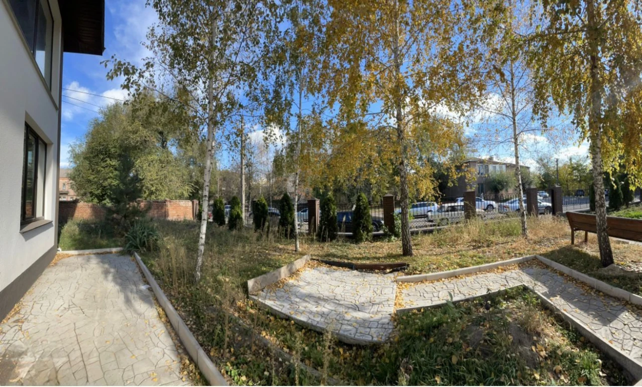 Продаю новый таунхаус у реки в центре