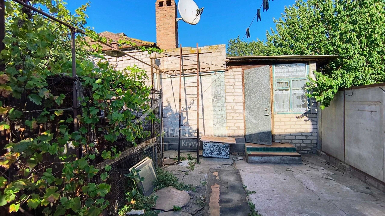 FOR SALE House at 10 Paravozna Street
