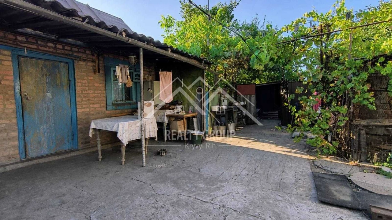 FOR SALE House at 10 Paravozna Street