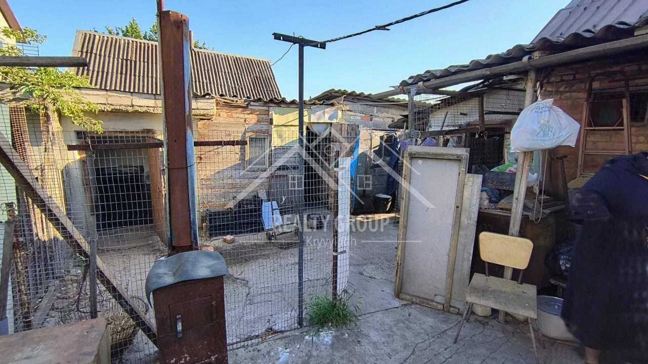 FOR SALE House at 10 Paravozna Street