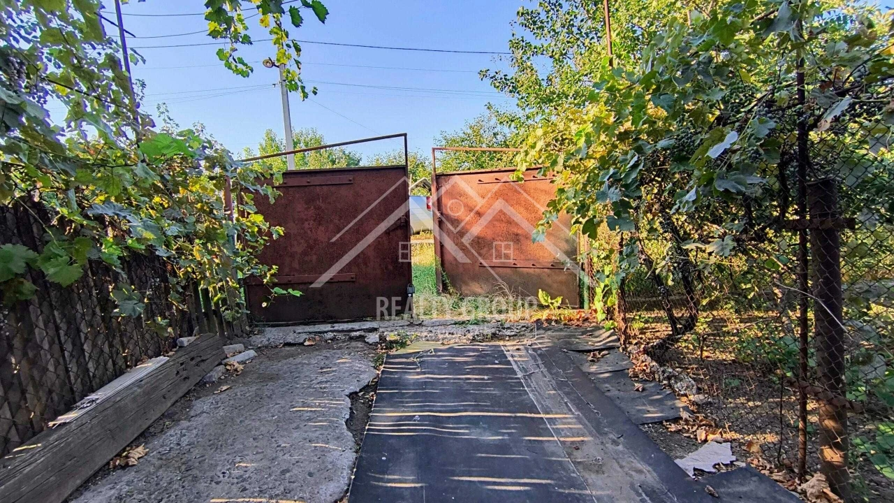 FOR SALE House at 10 Paravozna Street