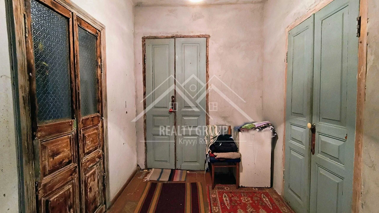 FOR SALE House at 10 Paravozna Street