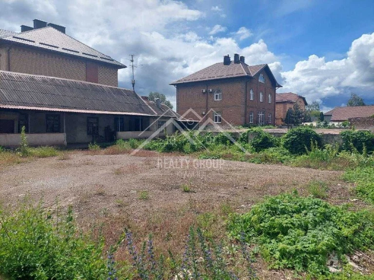 Продаж земельної ділянки з двома будинками під реконструкцію
