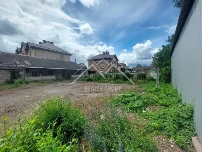Продаж земельної ділянки з двома будинками під реконструкцію