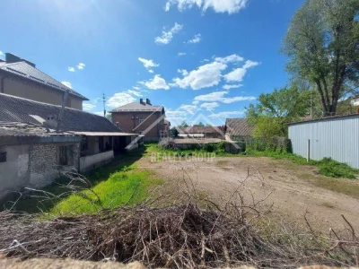 Продаж земельної ділянки з двома будинками під реконструкцію