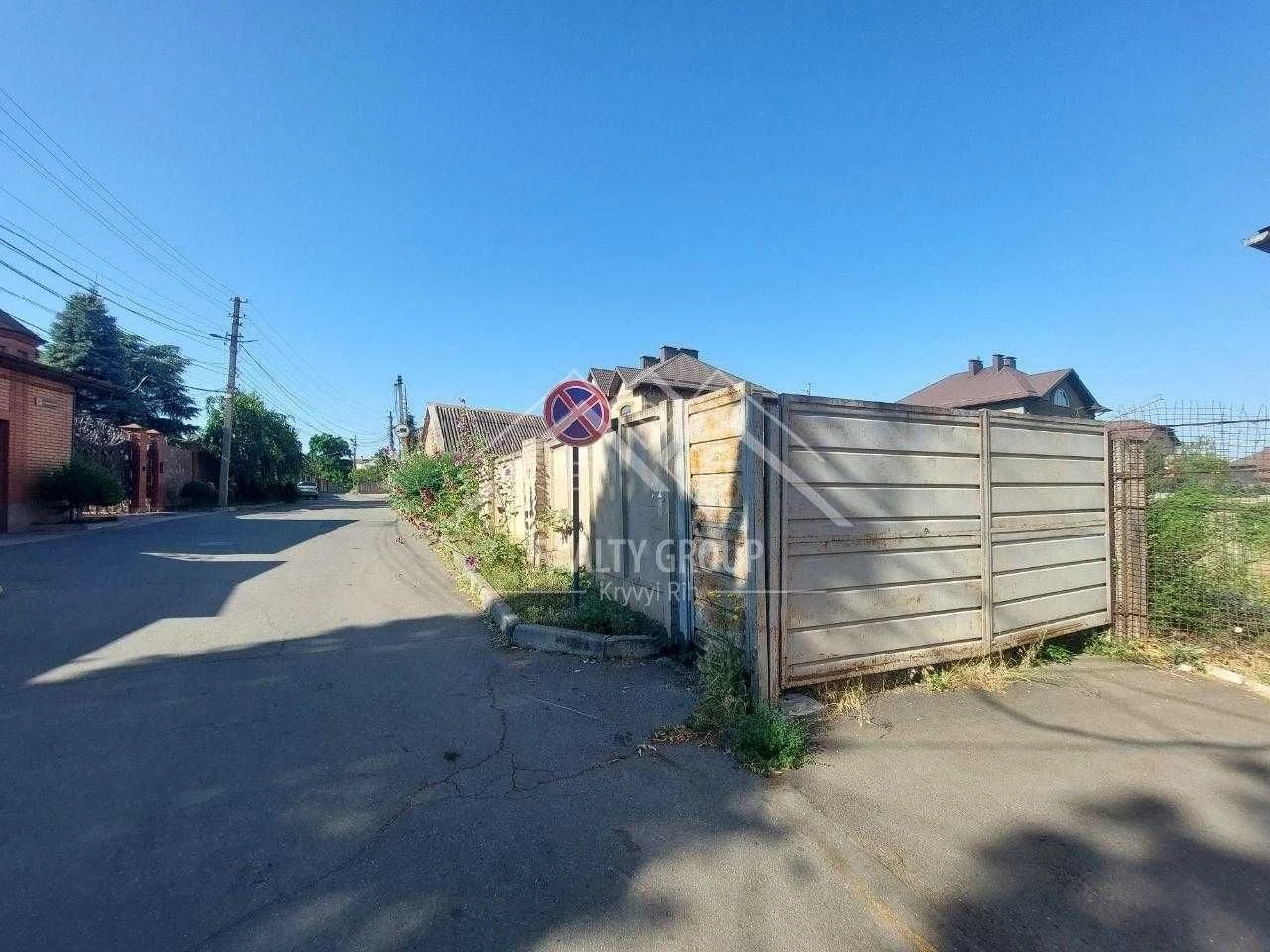 Продаж земельної ділянки з двома будинками під реконструкцію