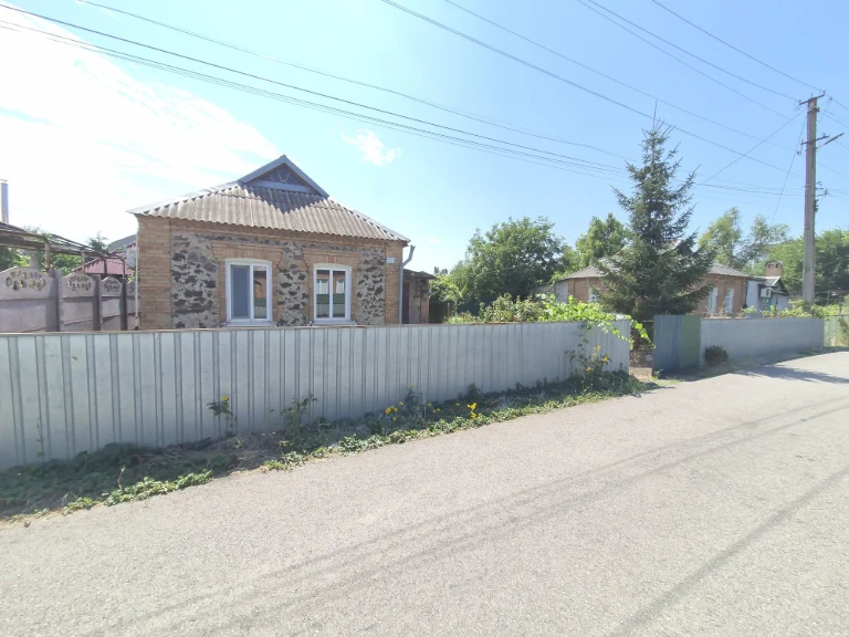 Продаж будинку. Ластівка. Вулиця Баха. Початок вулиці.