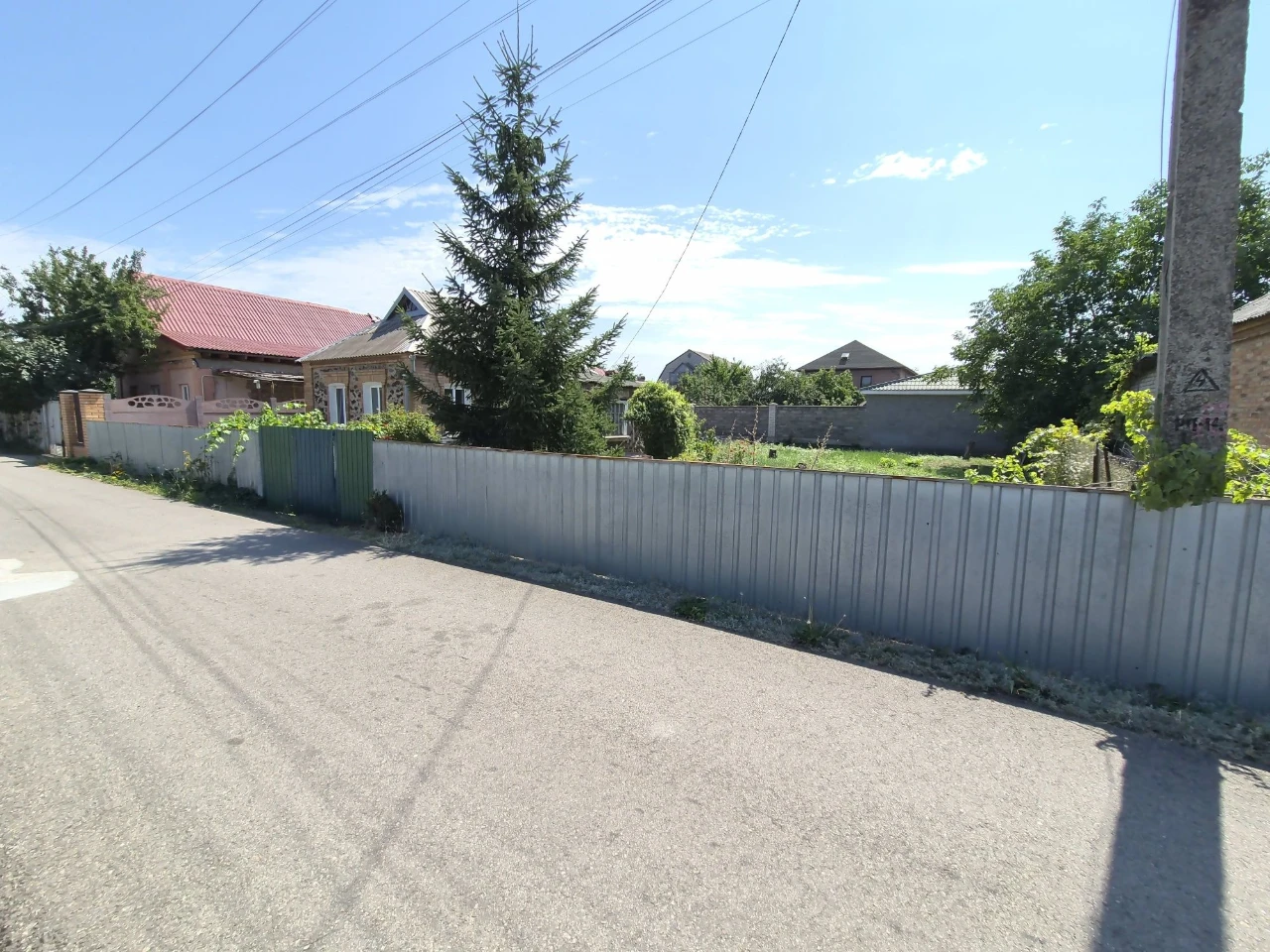 Продаж будинку. Ластівка. Вулиця Баха. Початок вулиці.