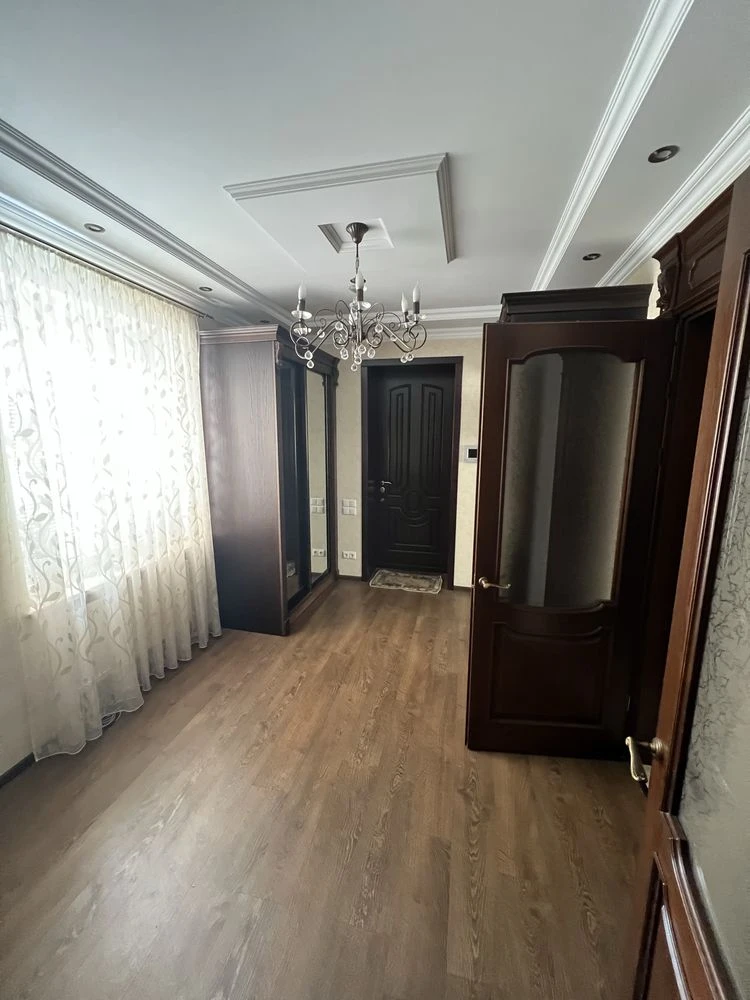 Продаж гарного будинку район Світанку  390 квм