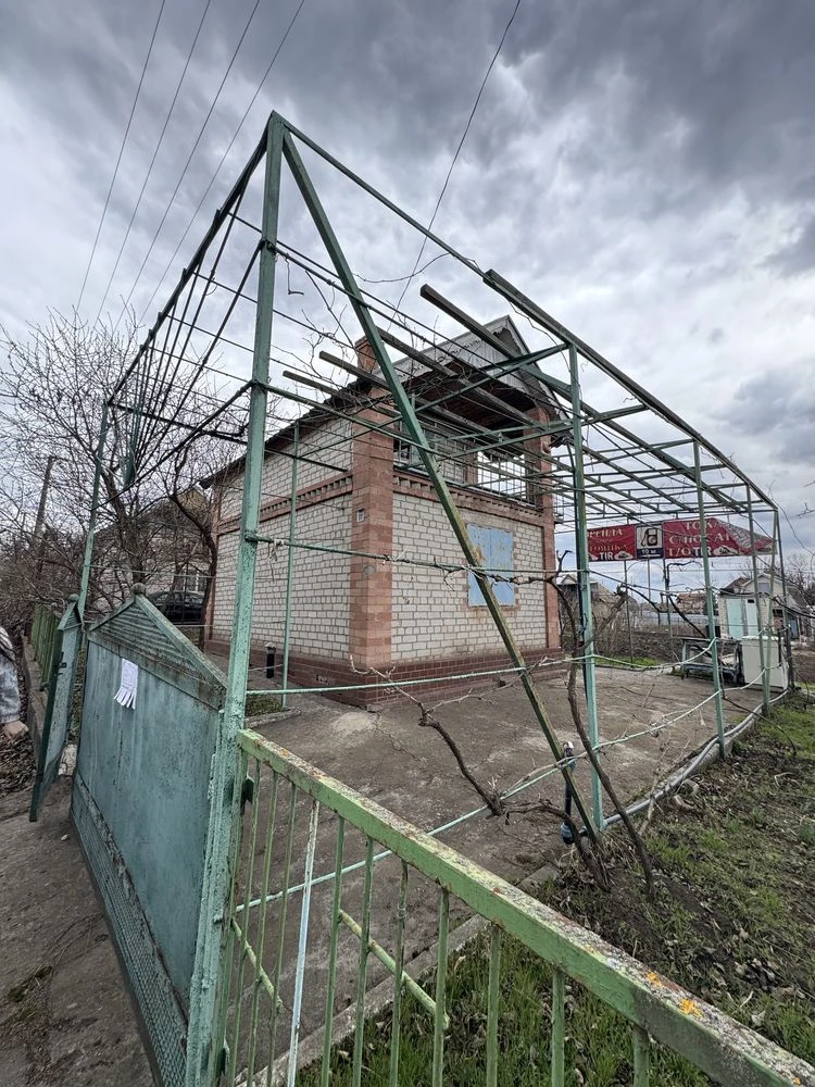Продается двухэтажный дачный дом возле Марьяновки.