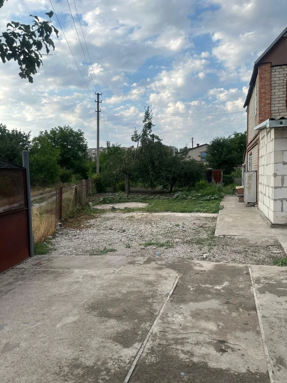 House near the river on Mykolaiv Avenue