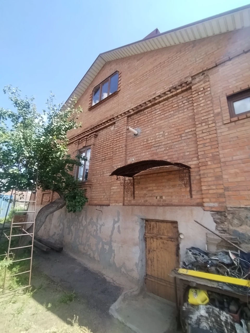 For sale house on Poshtovy Street (near the Bolero car dealership)