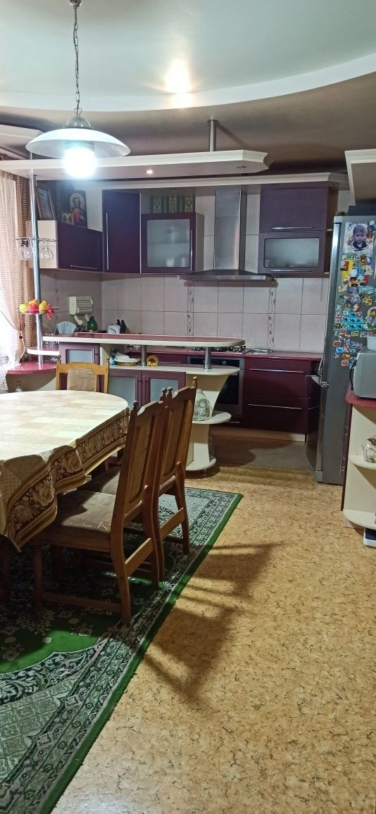 Продам великий 2-х поверховий,сучасний будинок в житловому м