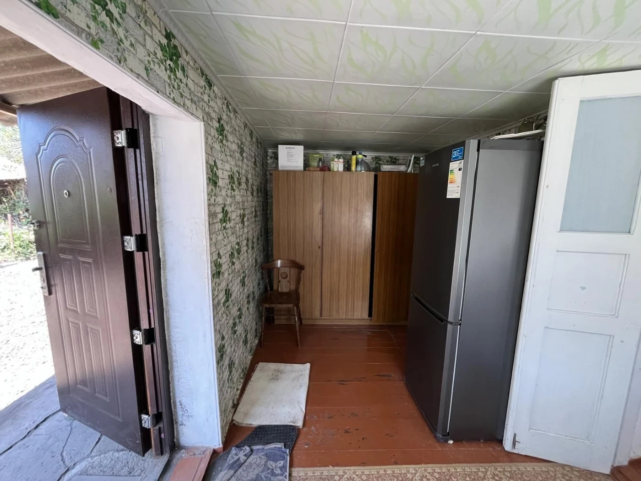 Three-room Cottage, Rozvyłka, Railway Station