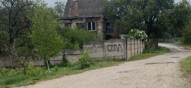 2-story house in Central District. Bonus + Mercedes car.
