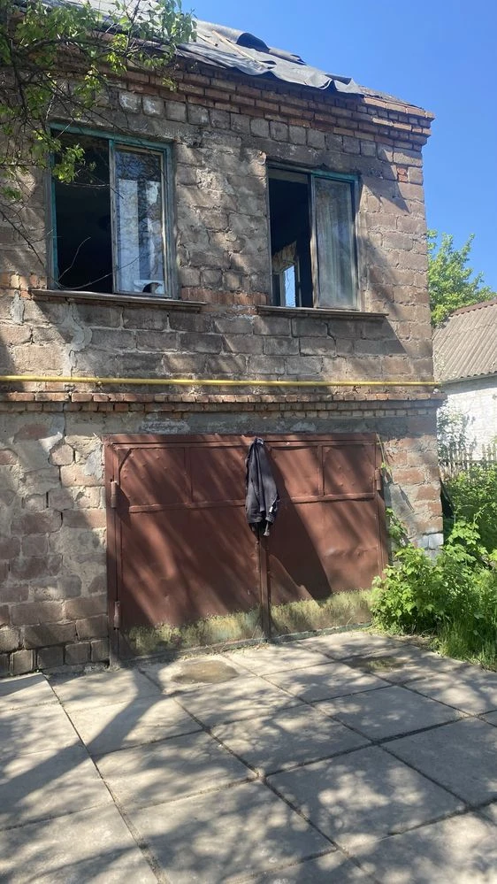 2-story house in Central District. Bonus + Mercedes car.