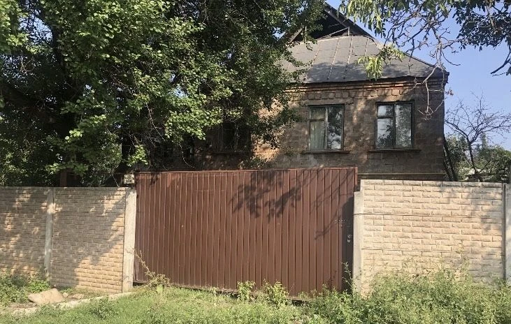 2-story house in Central District. Bonus + Mercedes car.