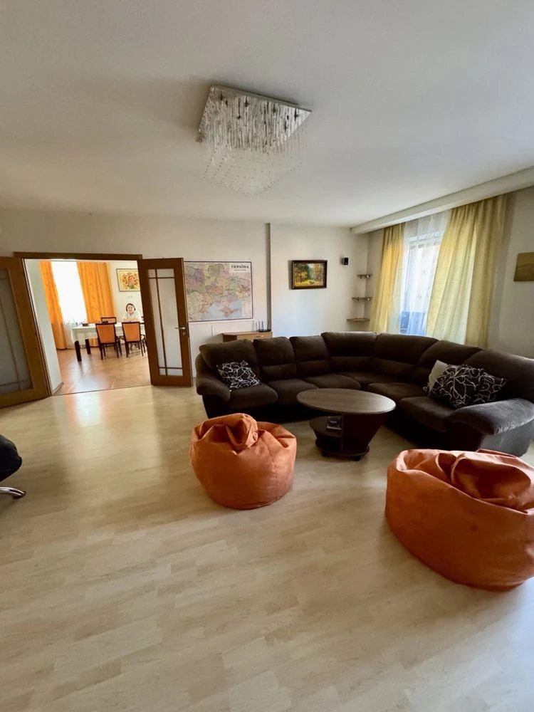 Продаж розкішного будинку, площа 319 м.кв, з ремонтом та технікою