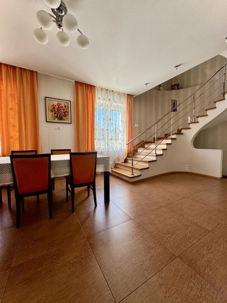 Продаж розкішного будинку, площа 319 м.кв, з ремонтом та технікою