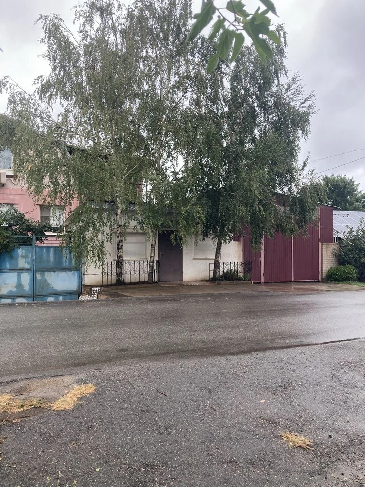 For sale: House with a shop (commercial property) in a city area