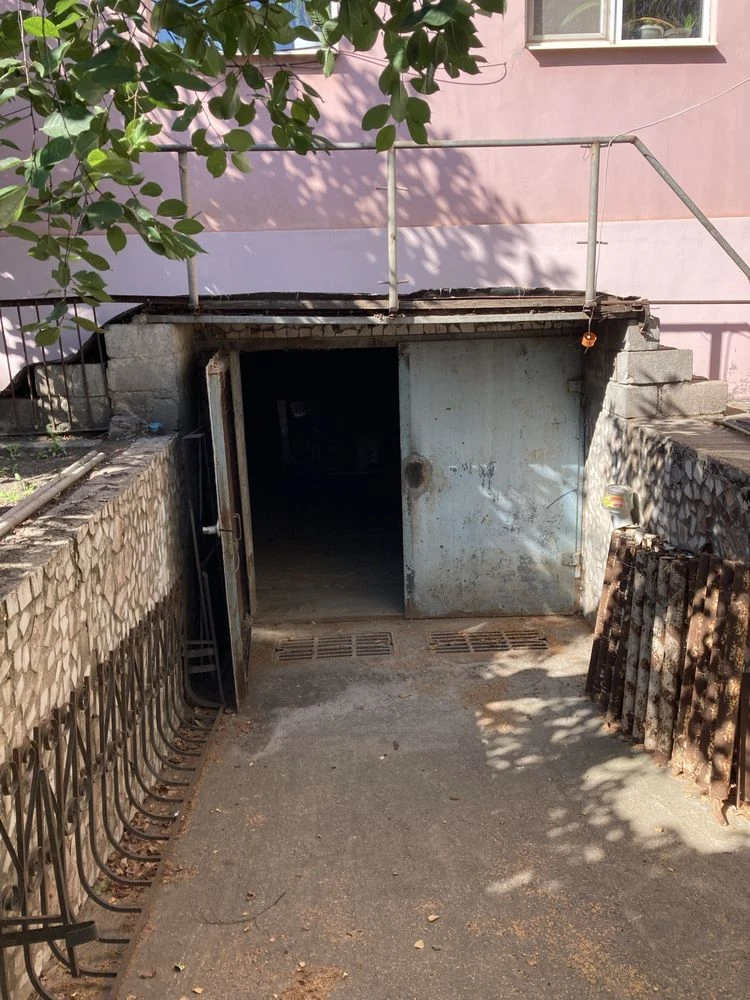 For sale: House with a shop (commercial property) in a city area