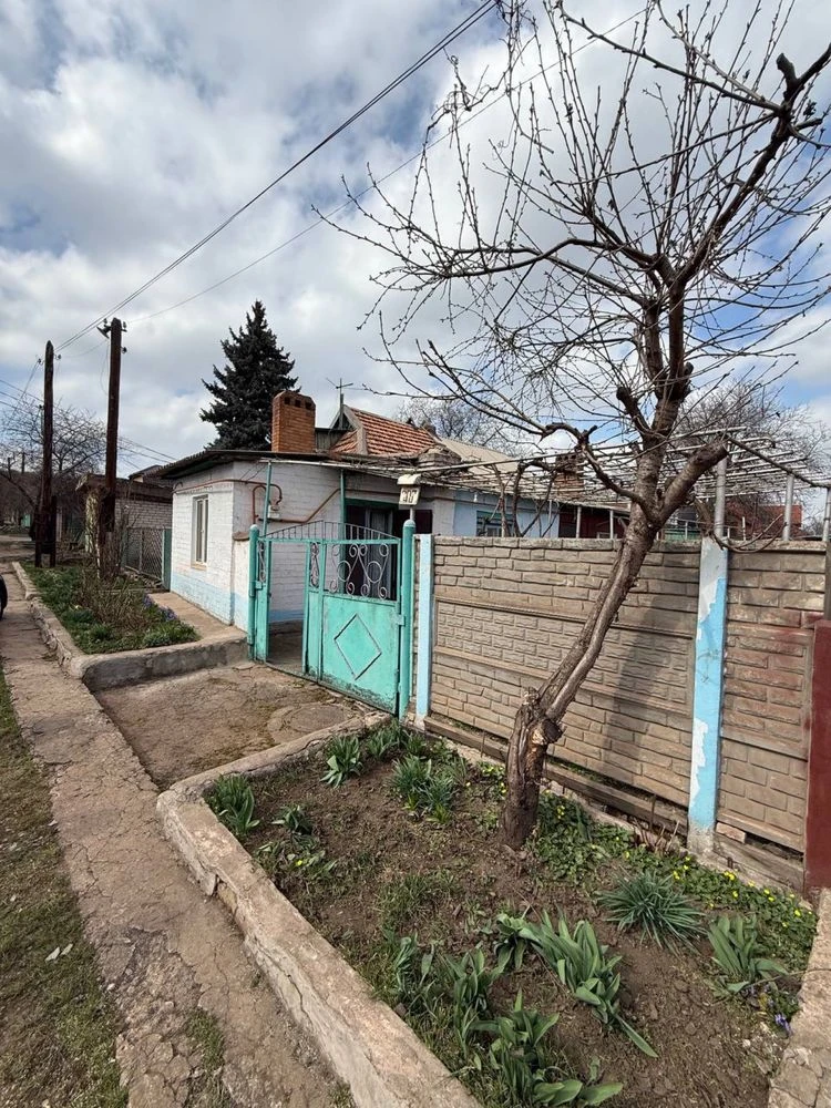 Продається будинок в центрально - міському районі .