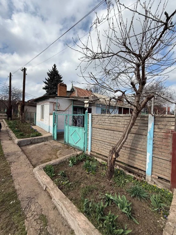 Продається будинок в центрально - міському районі .