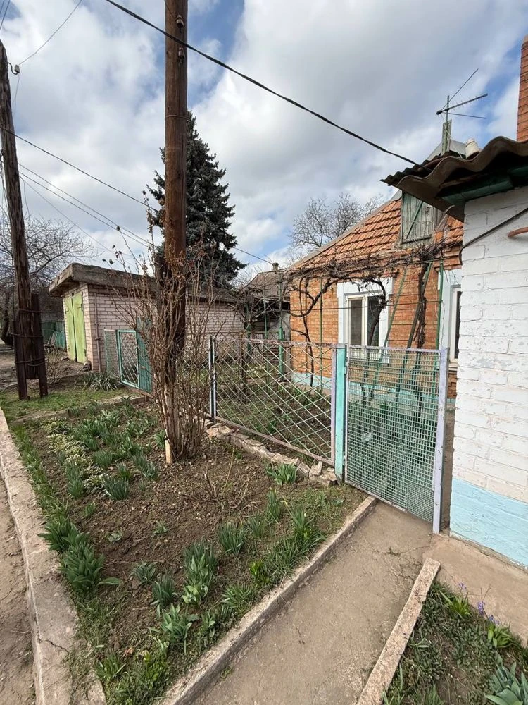 Продається будинок в центрально - міському районі .