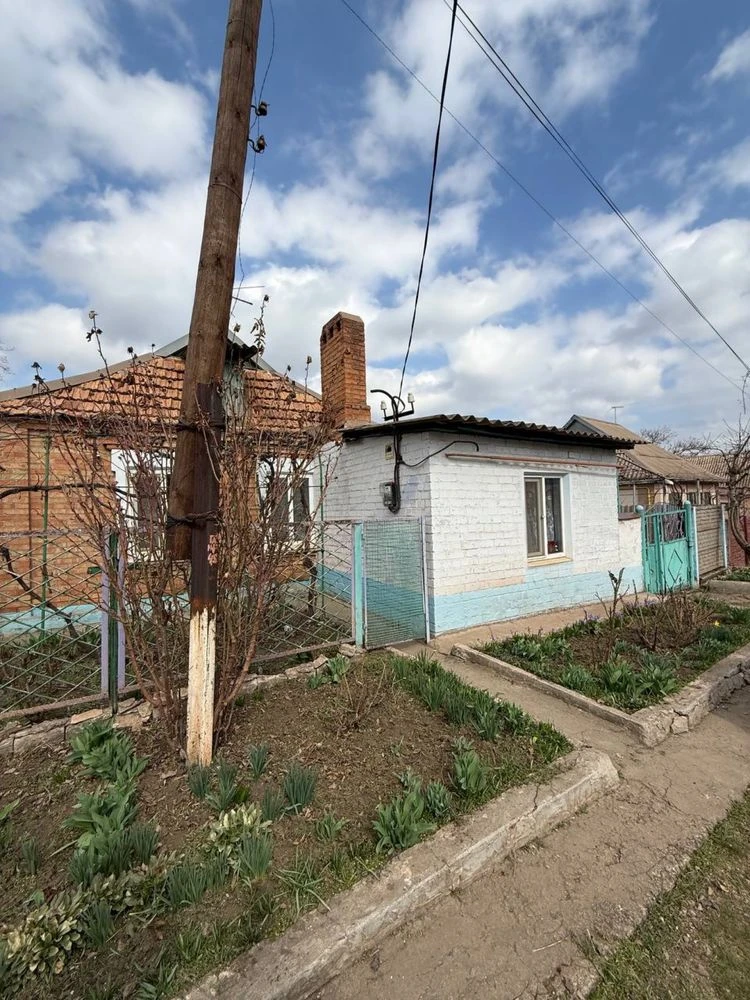Продається будинок в центрально - міському районі .
