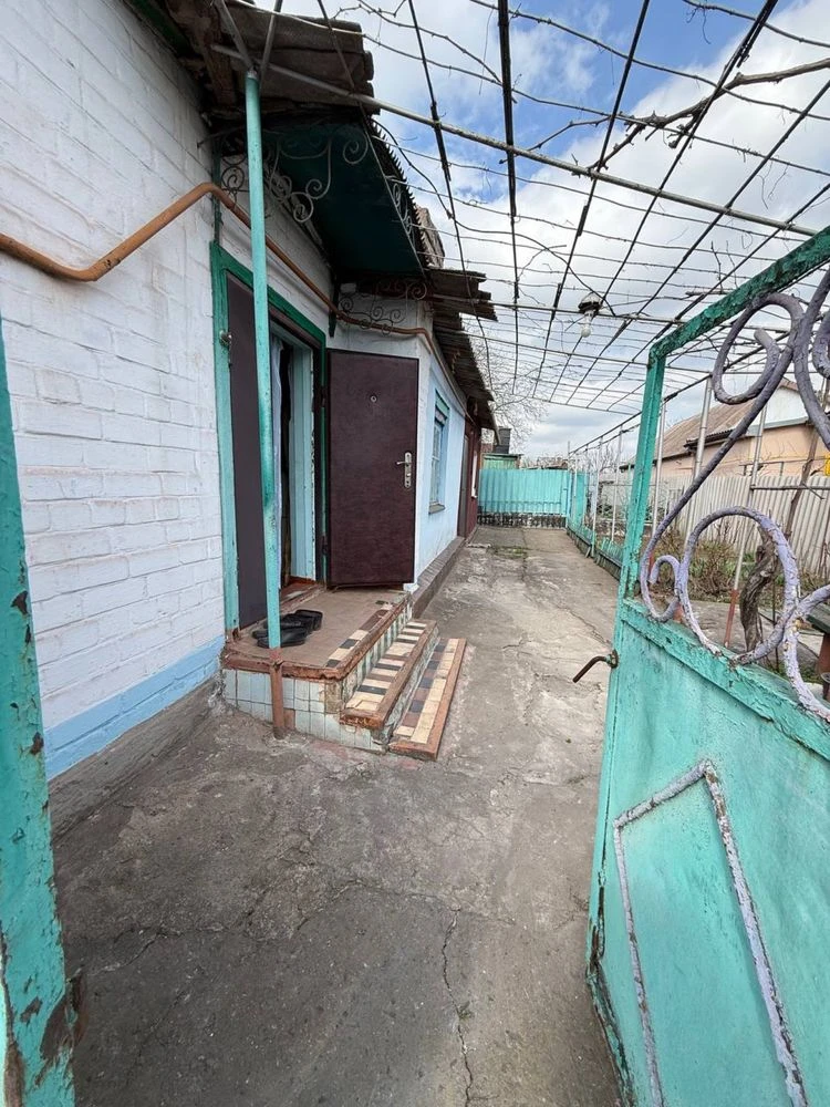 Продається будинок в центрально - міському районі .