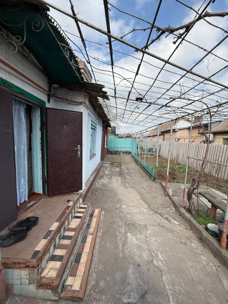 Продається будинок в центрально - міському районі .