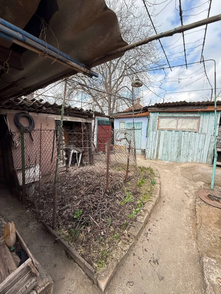 Продається будинок в центрально - міському районі .