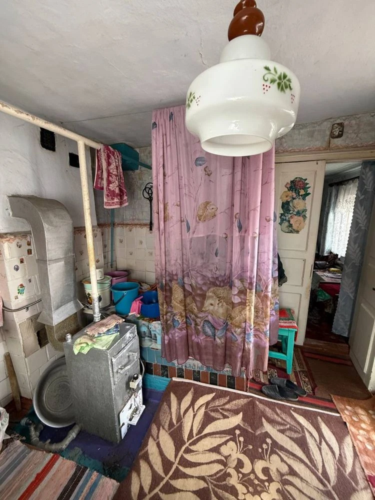 Продається будинок в центрально - міському районі .