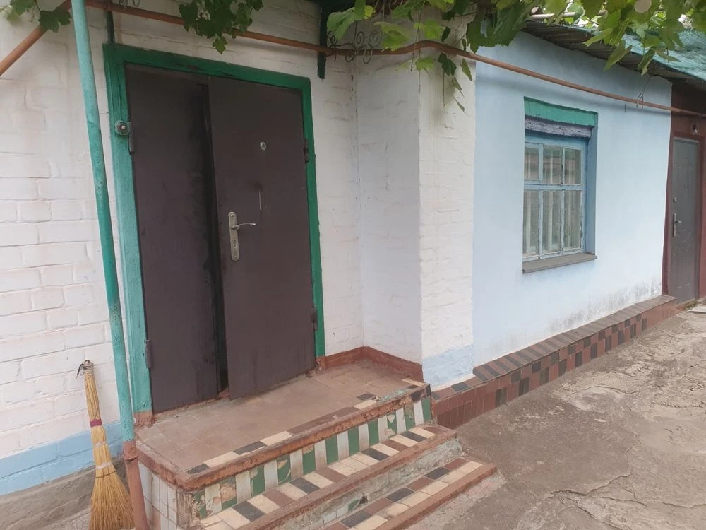 Продається будинок в центрально - міському районі .