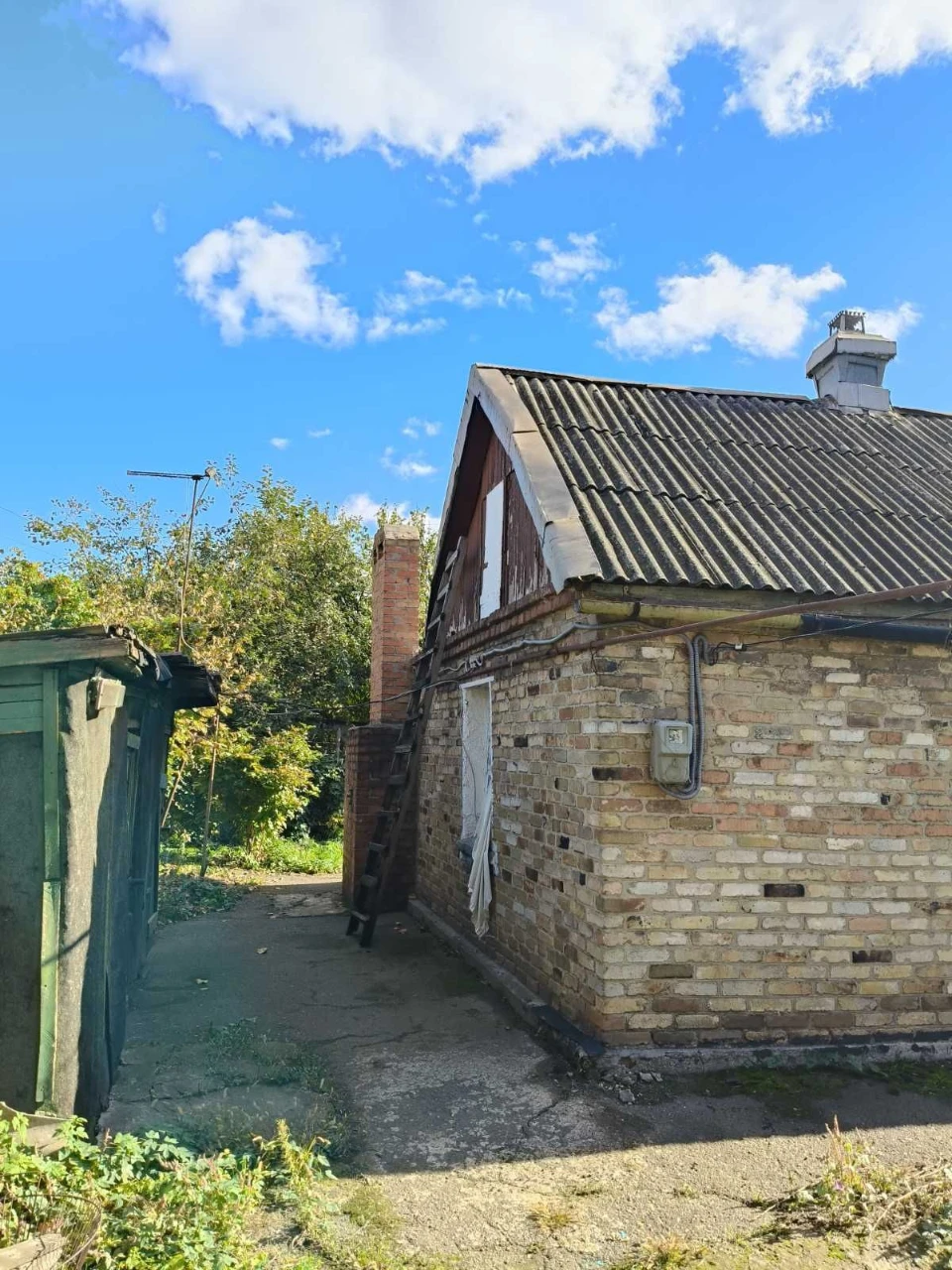 Продам будинок біля ветеринарної лікарні чорногірка