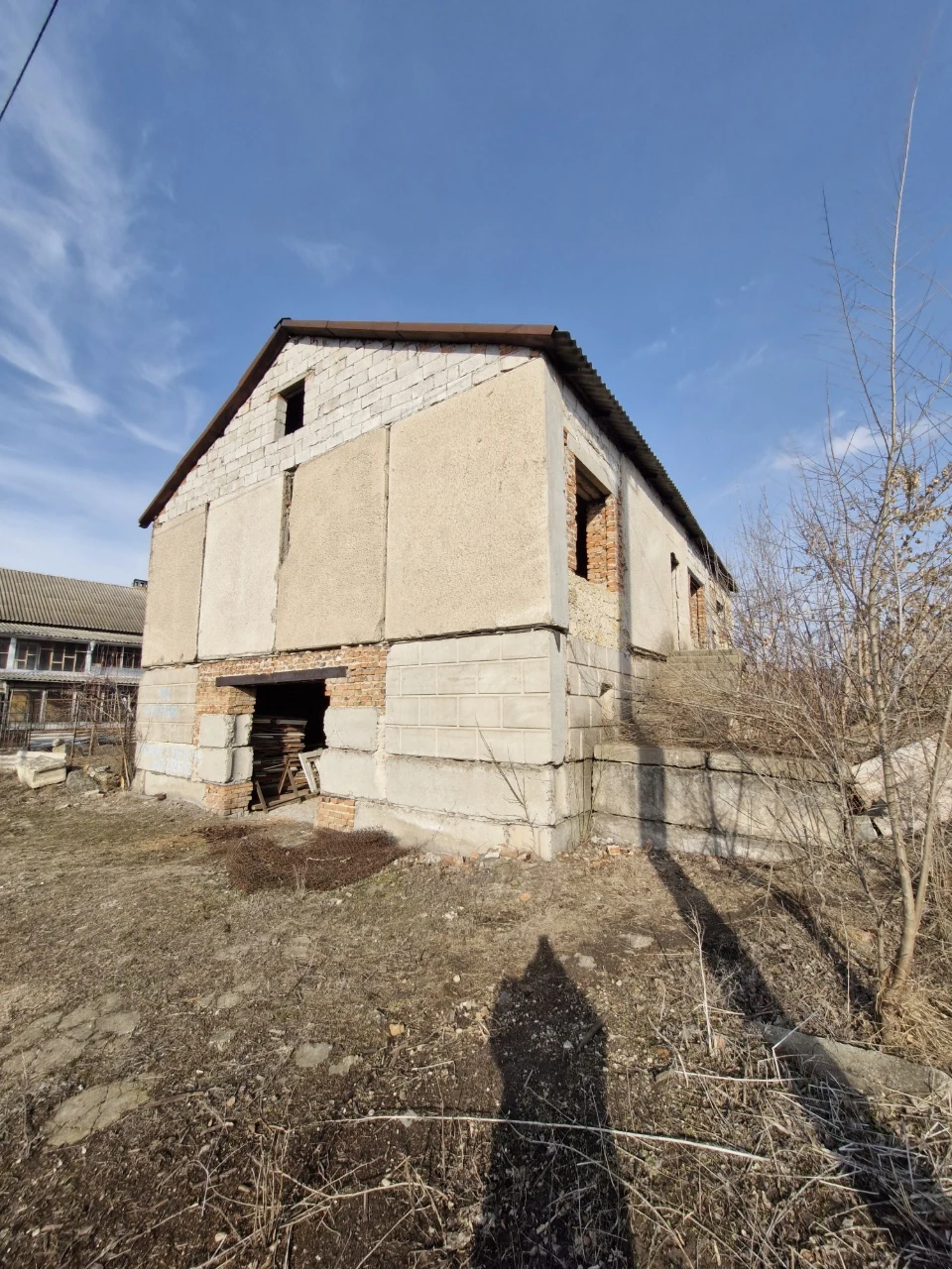 Sale of land plot and house building. Independent.