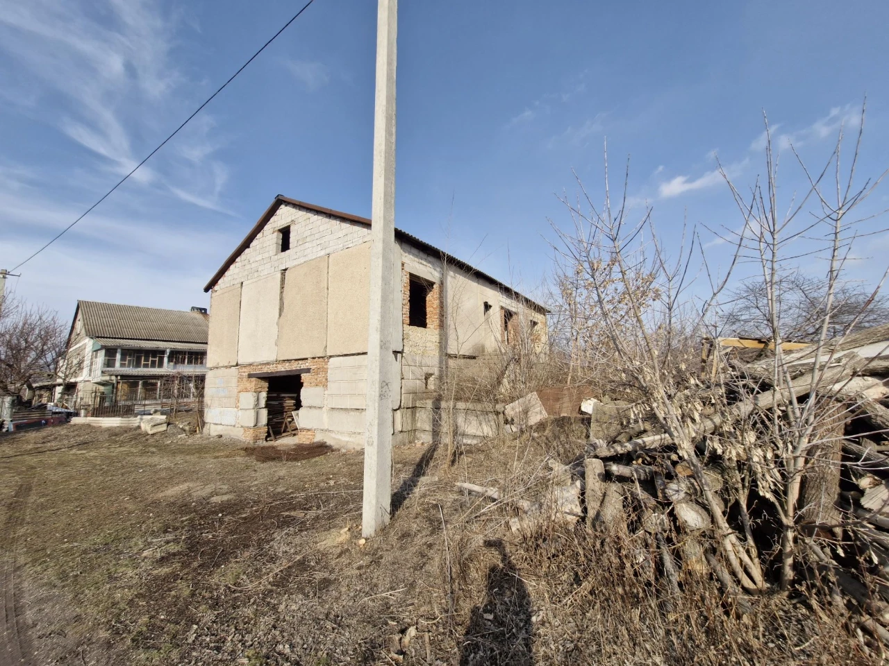 Sale of land plot and house building. Independent.
