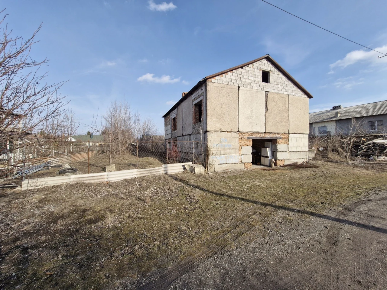 Sale of land plot and house building. Independent.