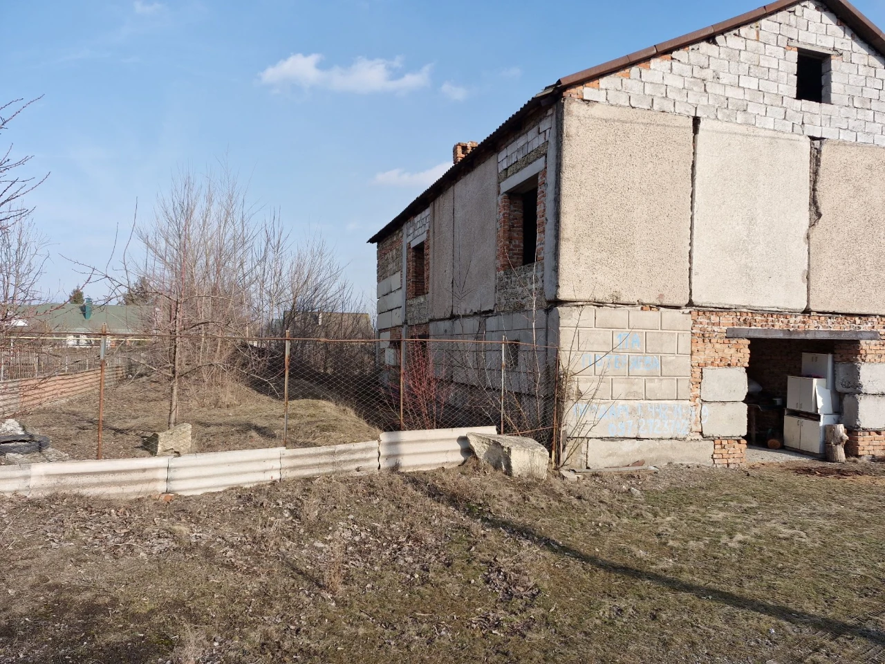 Sale of land plot and house building. Independent.