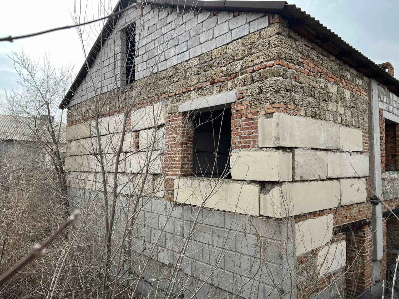 Sale of land plot and house building. Independent.