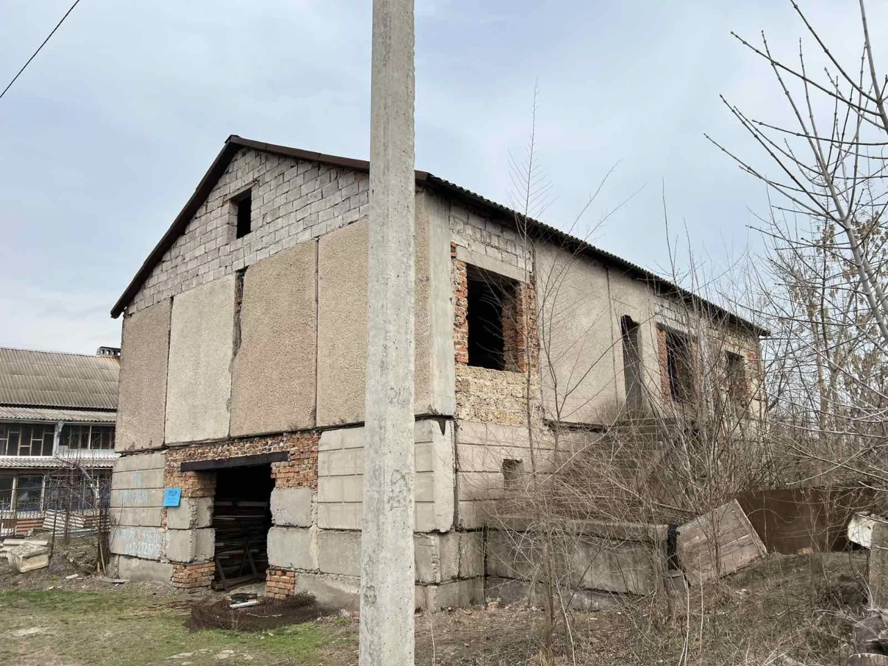 Sale of land plot and house building. Independent.