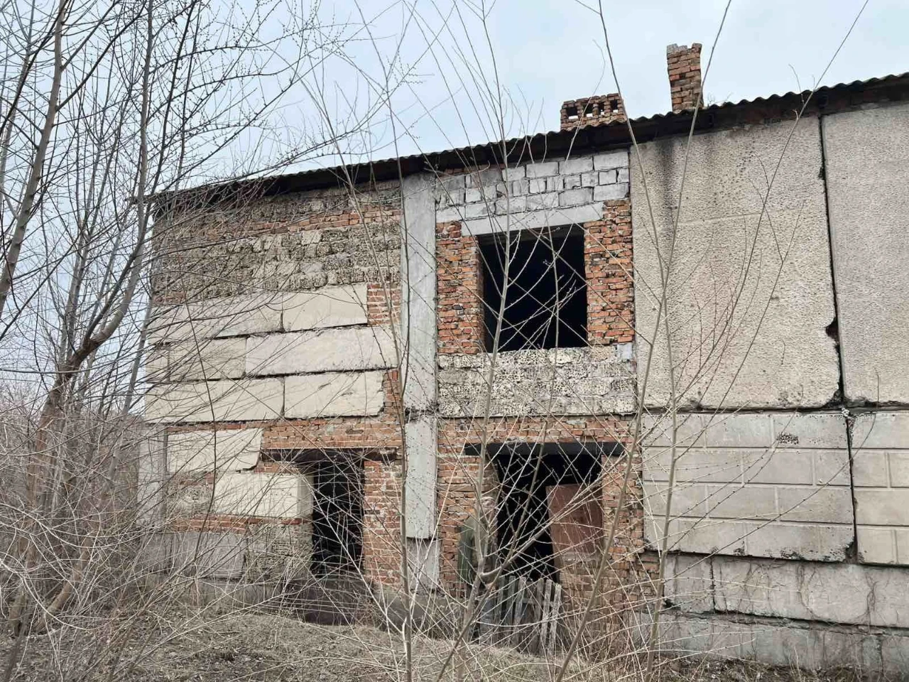 Sale of land plot and house building. Independent.